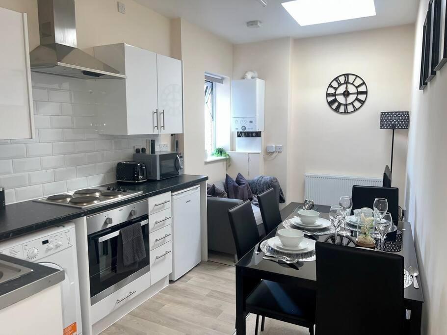 2 Bedroom Apartment With Balcony 牛津 外观 照片